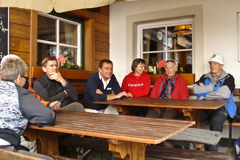 79 Einkehr bei der Austia Huette.JPG